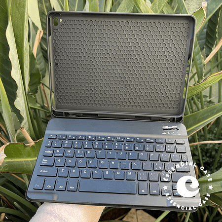 Carcasa NEGRA para iPad generacion GEN 5 - 6 / AIR 1 - 2 con teclado 