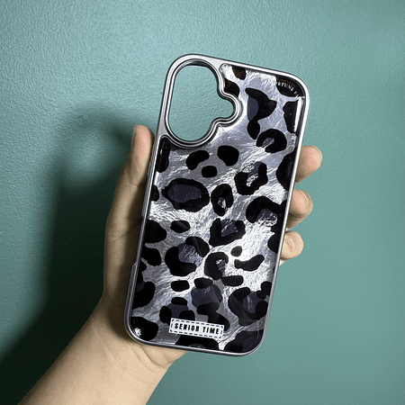 Carcasa iPhone 16 animal print 