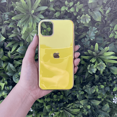 Carcasa Iphone 11 diseños Colores y bordes metálicos.
