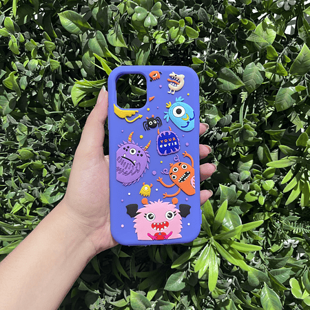 Carcasa Iphone 11 diseño Monstruos morados 