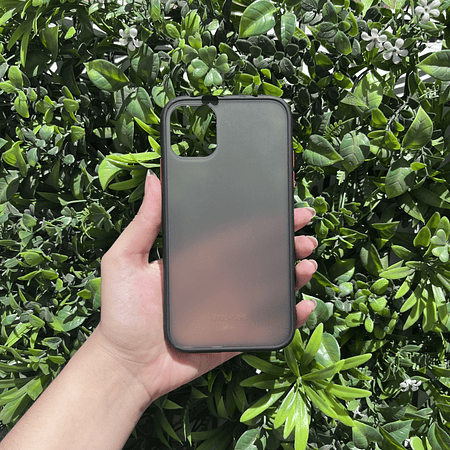 Carcasa Iphone 11 diseños Negros con bordes de colores 