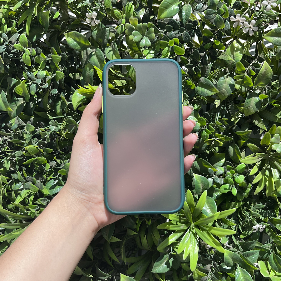 Carcasa Iphone 11 diseños Negros con bordes de colores 