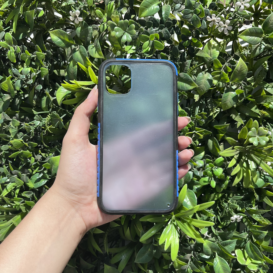Carcasa Iphone 11 con Transparencia azulada y textura 