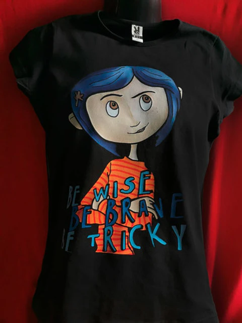 Polera Peliculas - Coraline - Be Wise, Be Brave, Be Tricky | Estilo Exclusivo
