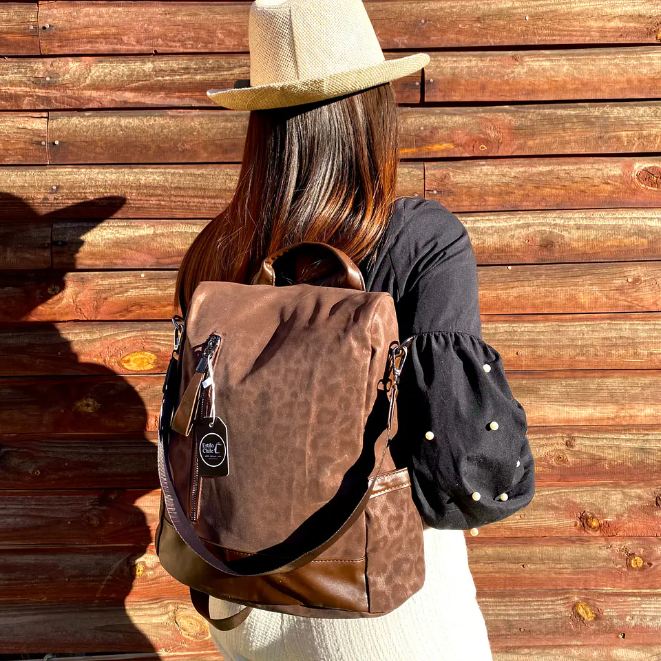 Mochila y Cartera Antirrobo Café Mujer 2