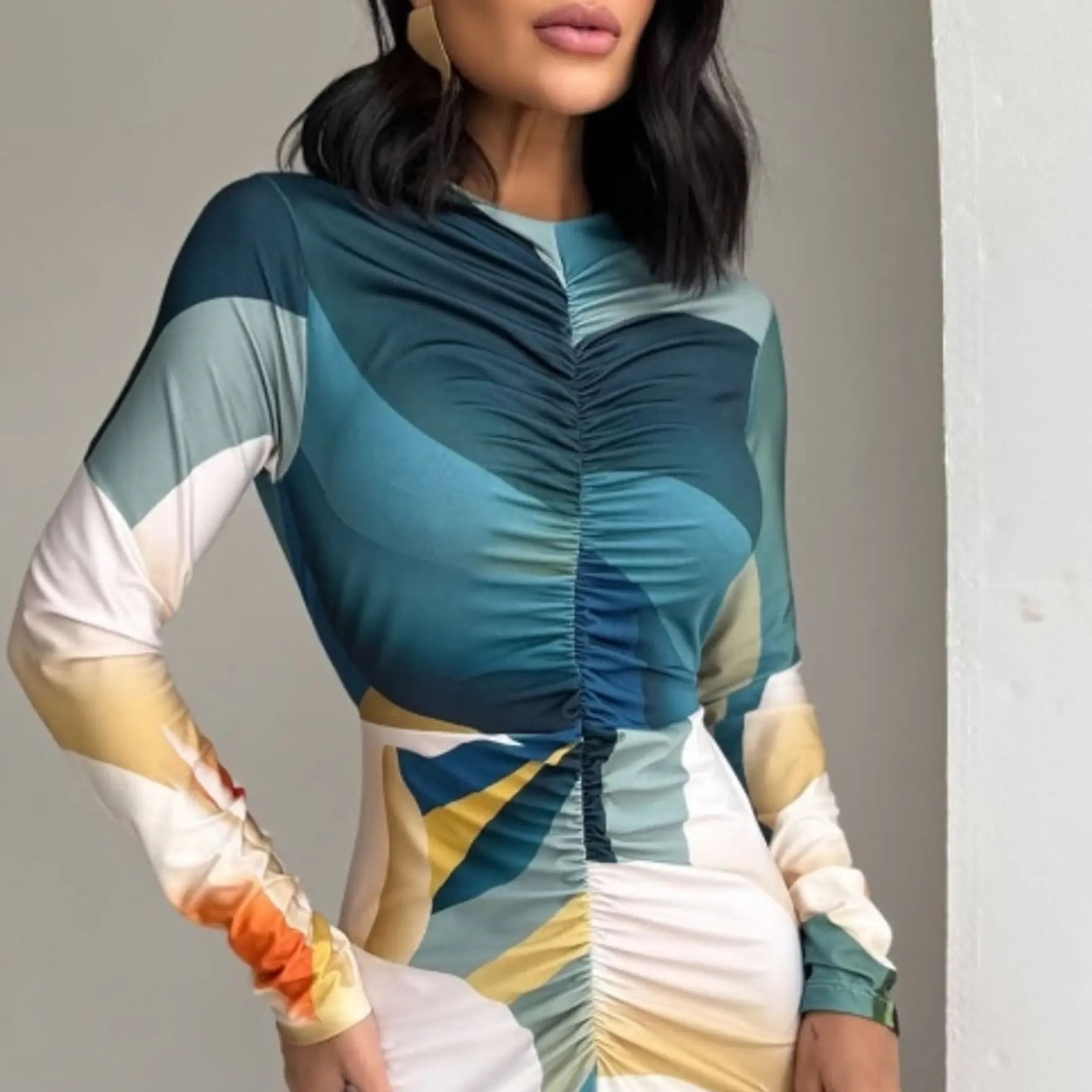 Vestido Largo Ajustado con Estampado Floral Artístico y Drapeado 2