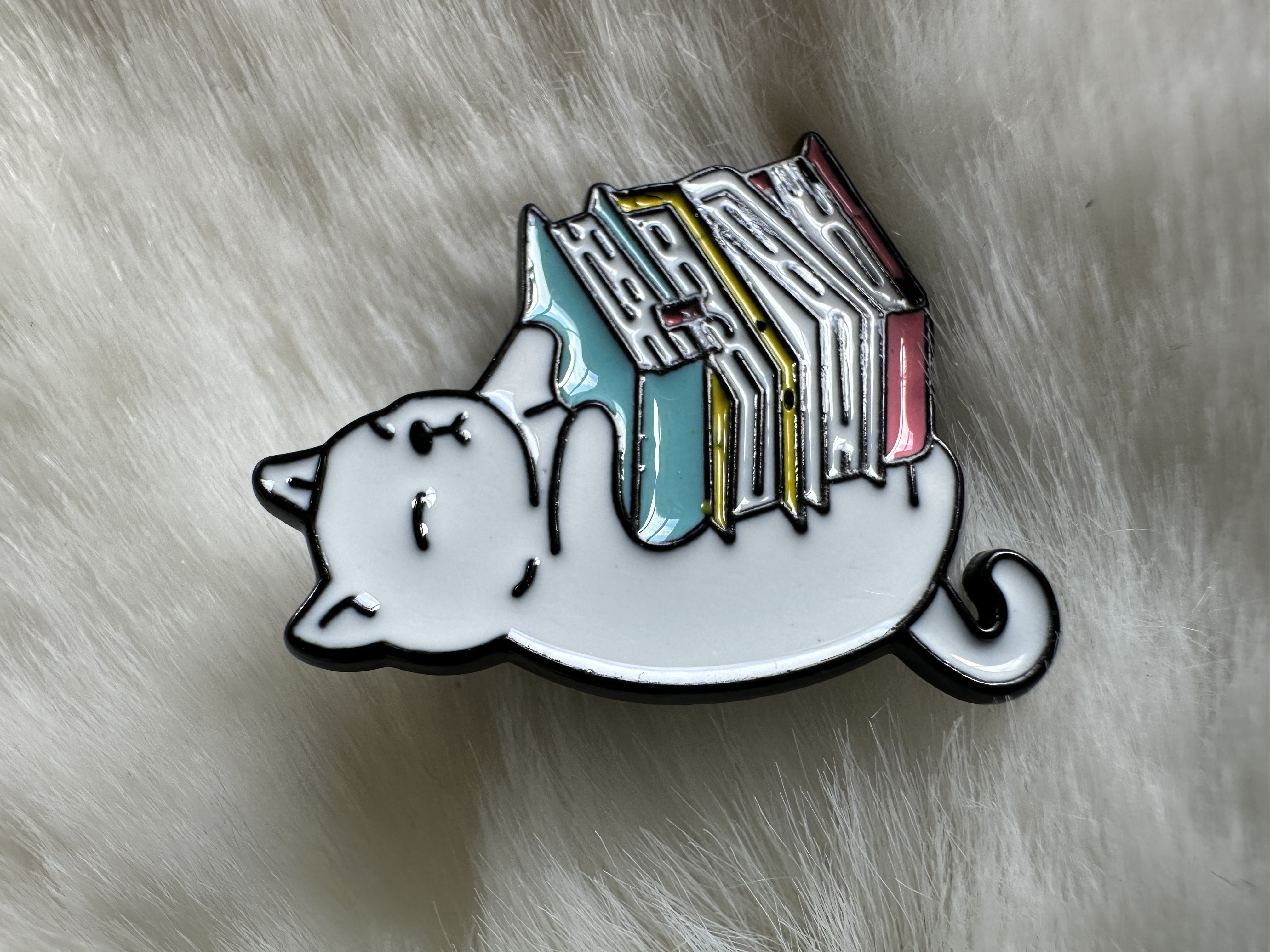 Gato blanco con libros