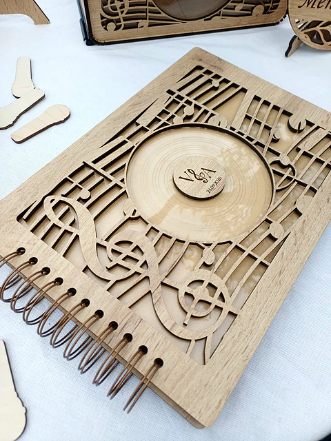 Livro de Honra em Madeira - Música