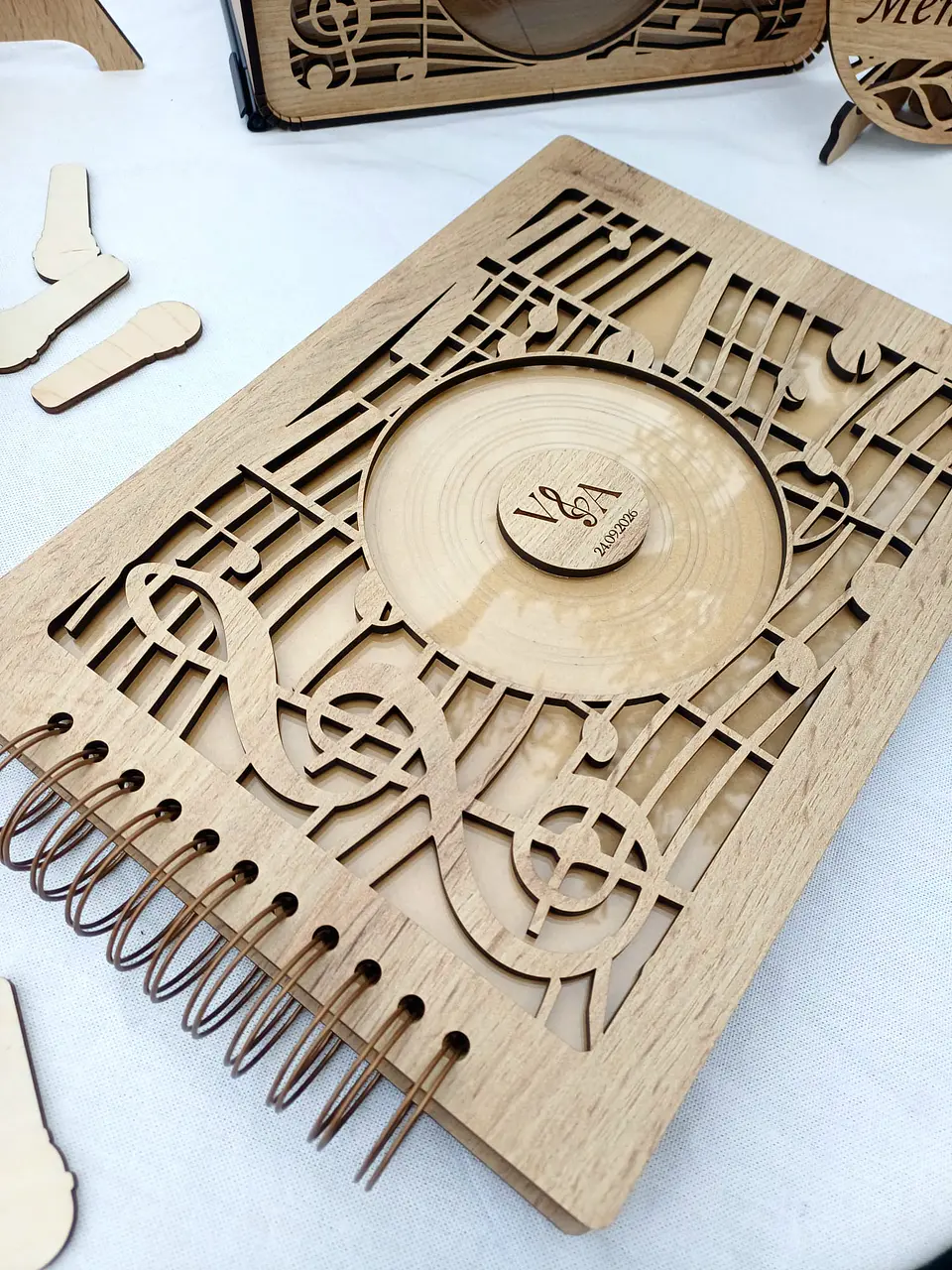 Livro de Honra em Madeira - Música 1