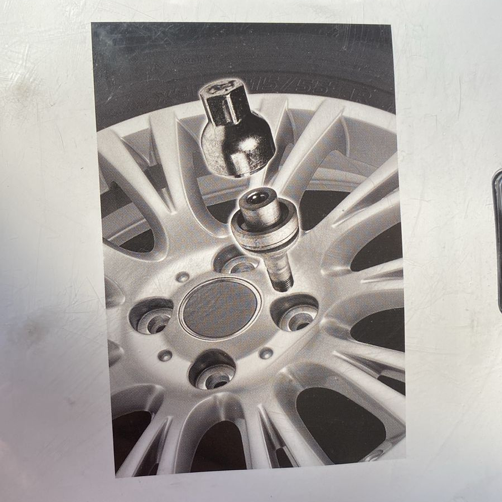 PERNO DE RUEDA  SEGURIDAD KIT (SEGUN CHASIS O VIN)