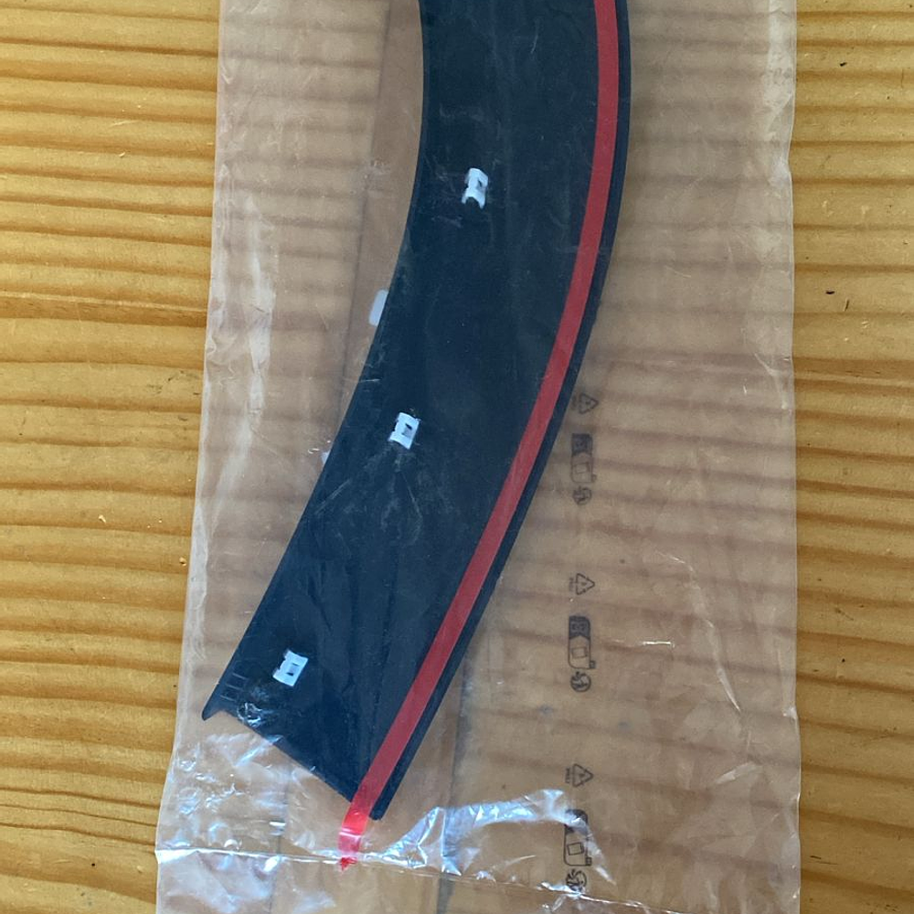 MOLDURA PARACHOQUE PEUGEOT 2008 LADO IZQUIERDO