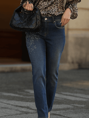 jeans com aplicações animal print na lateral 