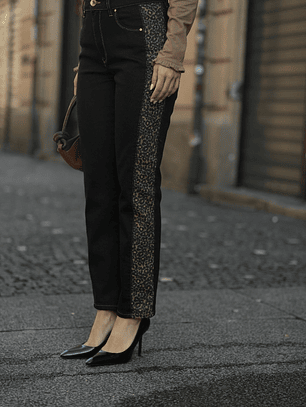 Calças com animal print na lateral