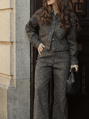 calças wide leg animal print