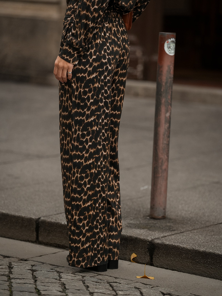 Calça animal print em viscose 2