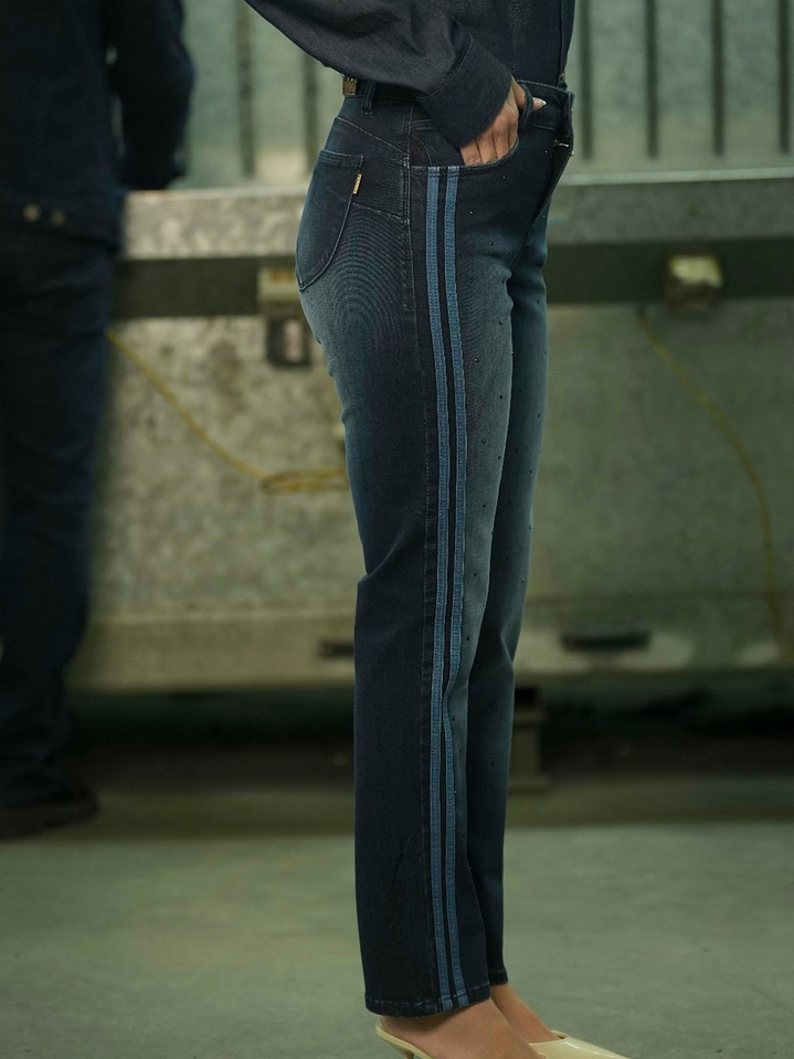 Jeans com detalhes em azul 4