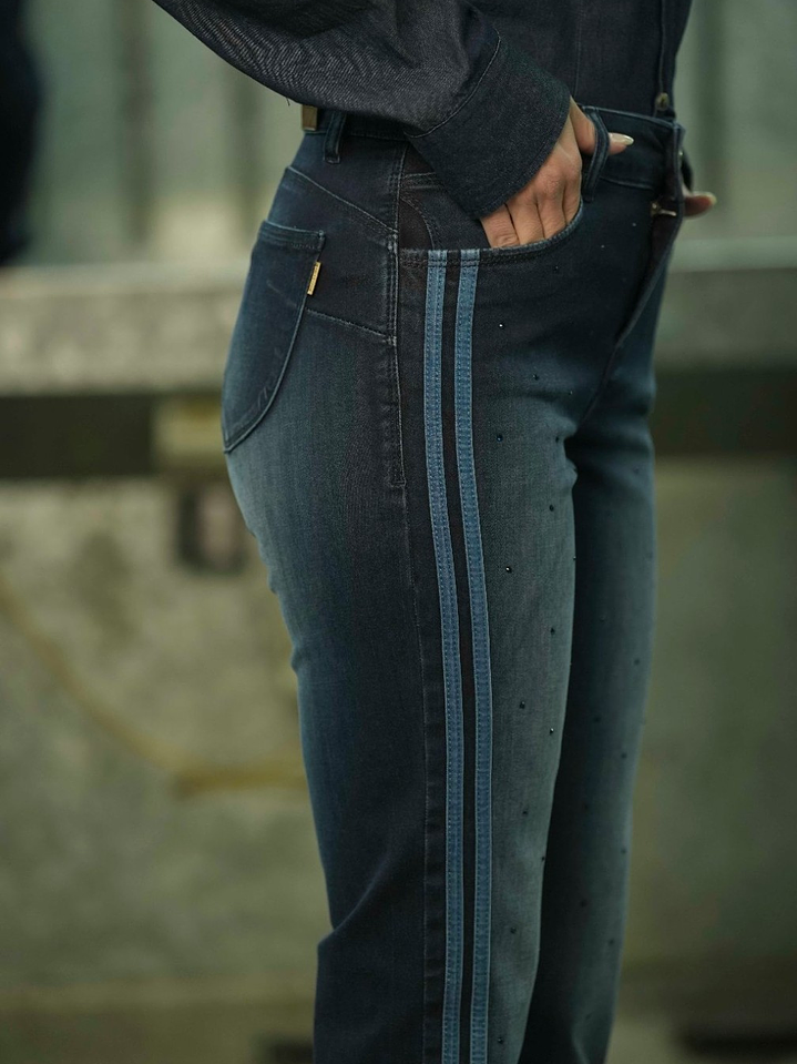 Jeans com detalhes em azul 5