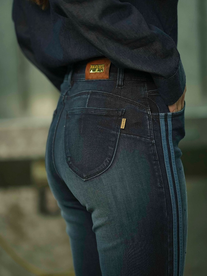 Jeans com detalhes em azul 6