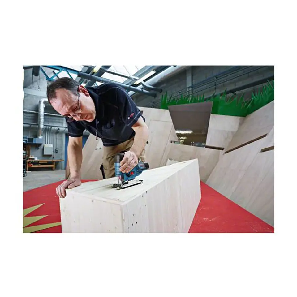 Serra vertical Tico-Tico sem fio GST 12V-70 + Mala L-BOXX 102 BOSCH 6