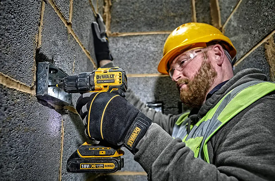 Aparafusadora compacta sem escovas XR 18V Li-Ion 2,0Ah - 2 VEL DCD708D2T DEWALT 2