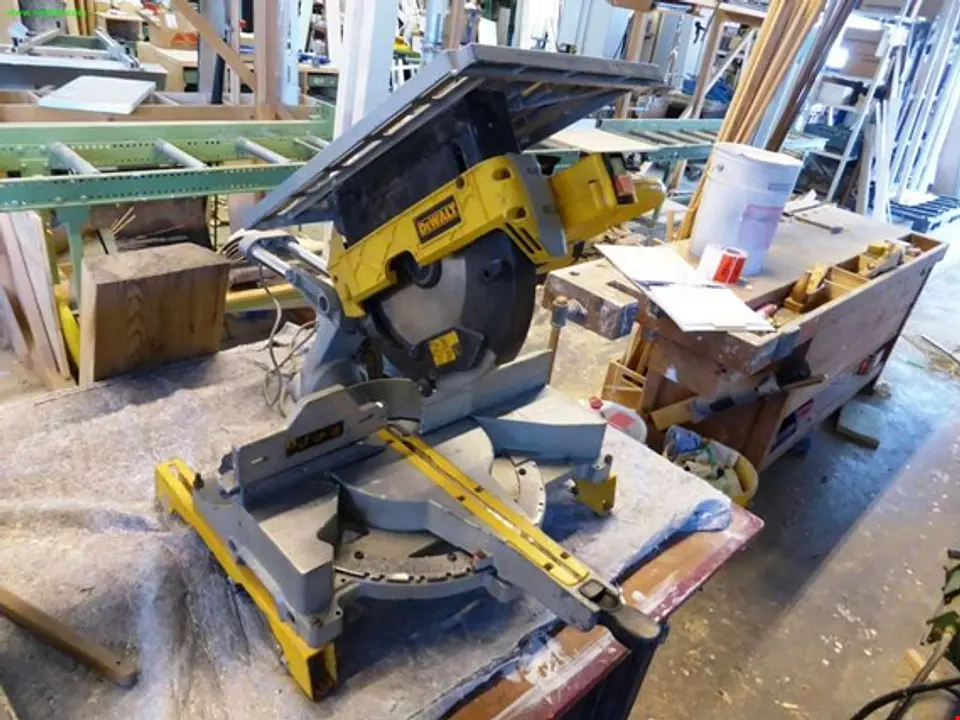 Serra de Esquadria com Mesa Superior Telescópica D27112 DEWALT 3