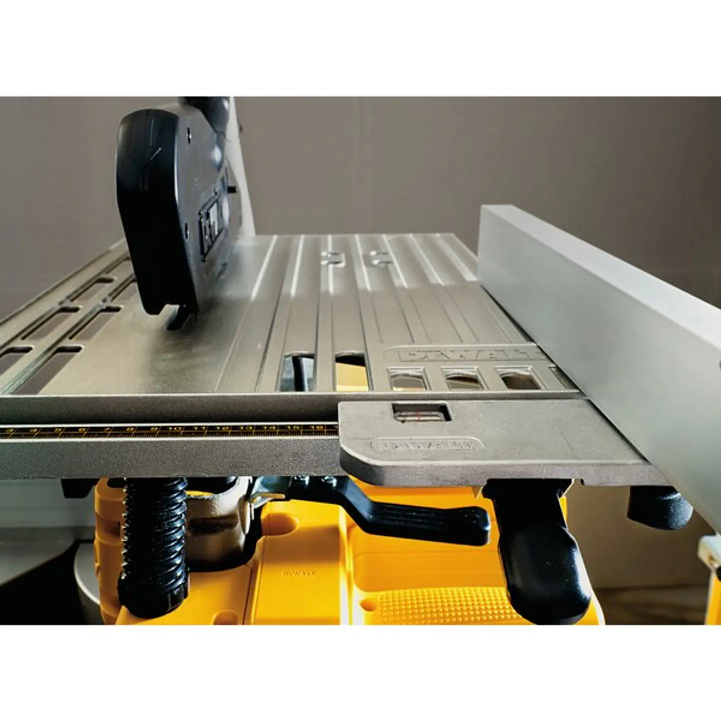 Serra de Esquadria com Mesa Superior D27113 DEWALT 4