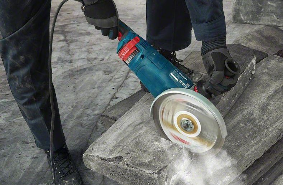 Rebarbadora grande 2.400W GWS 24-230 PZ BOSCH 3