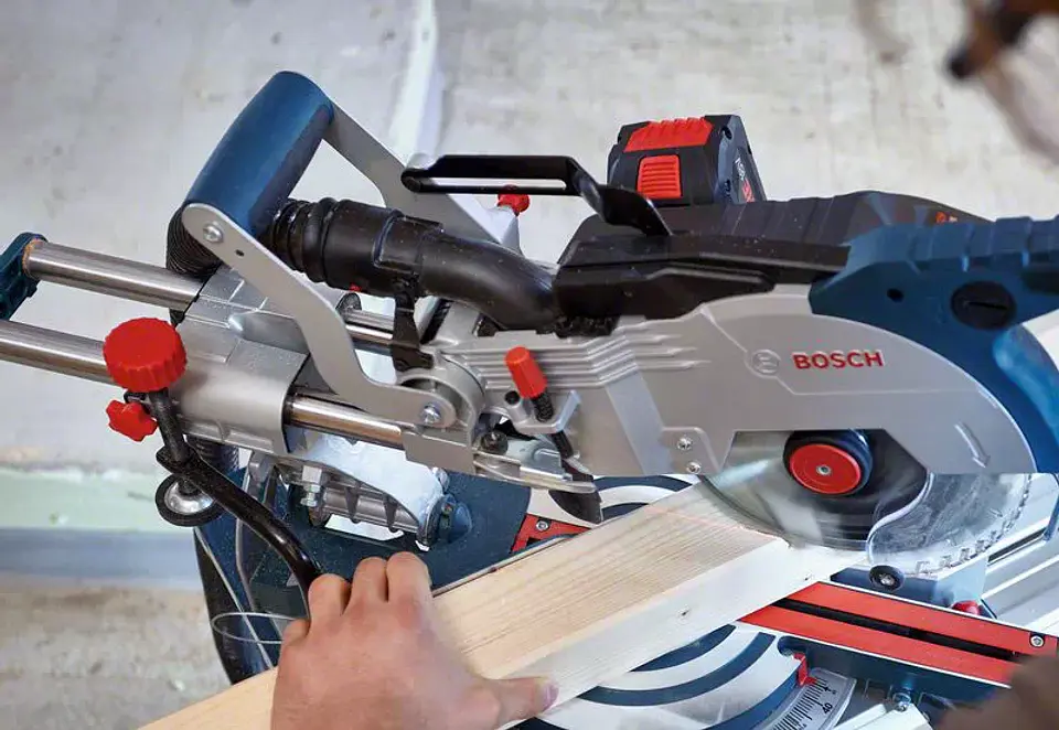 Serra de meia esquadria a bateria BITURBO GCM 18V-216 BOSCH 4