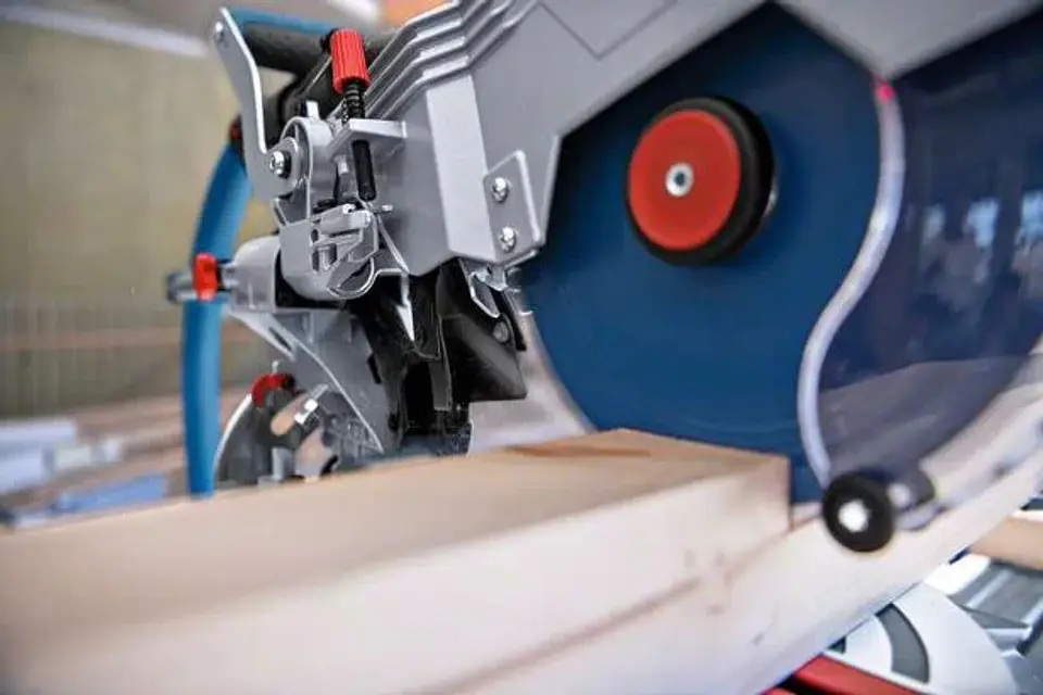 Serra de cortes transversais e de meia esquadria sem fio BITURBO GCM 18V-216 DC BOSCH 4