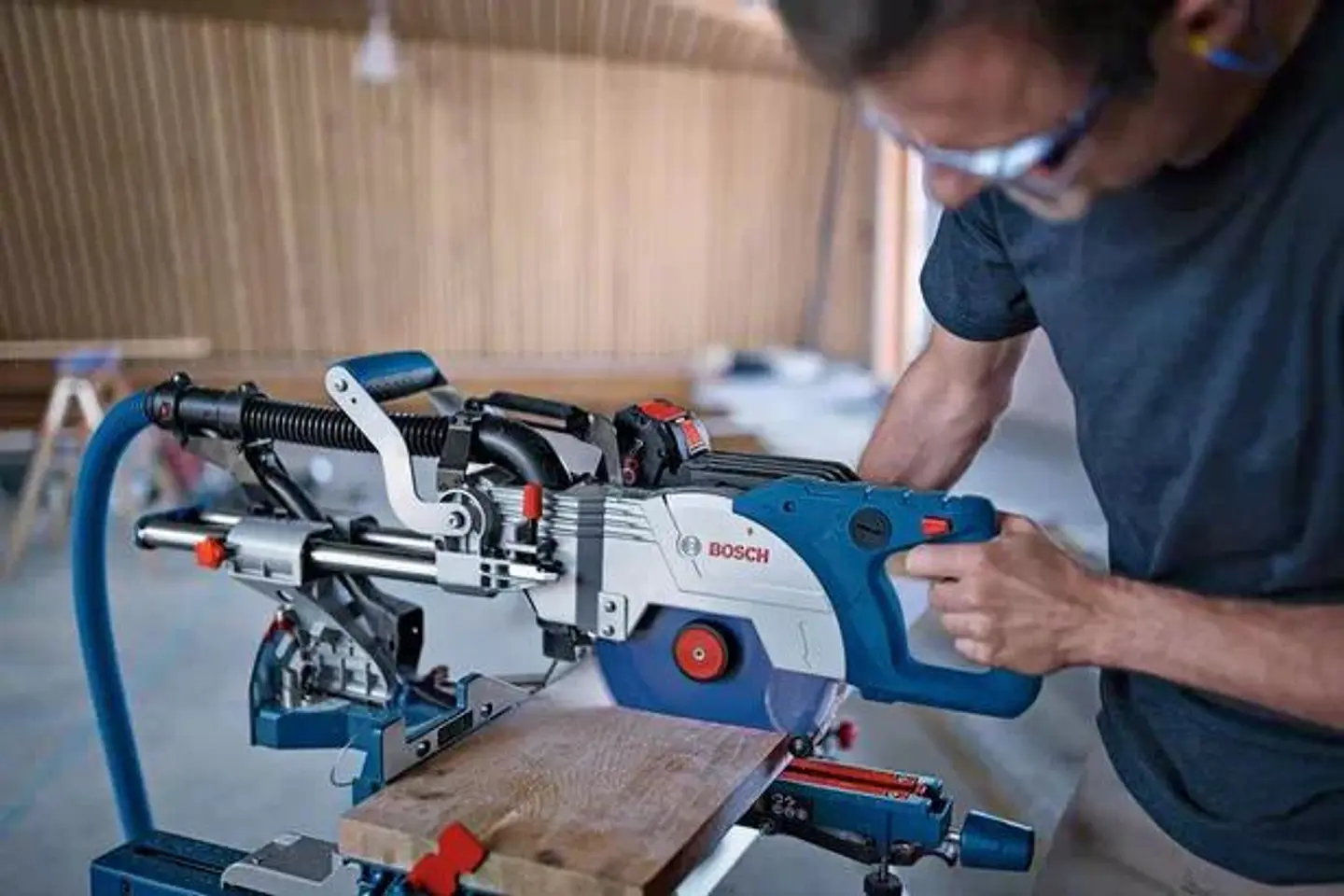 Serra de cortes transversais e de meia esquadria sem fio BITURBO GCM 18V-216 DC BOSCH 6