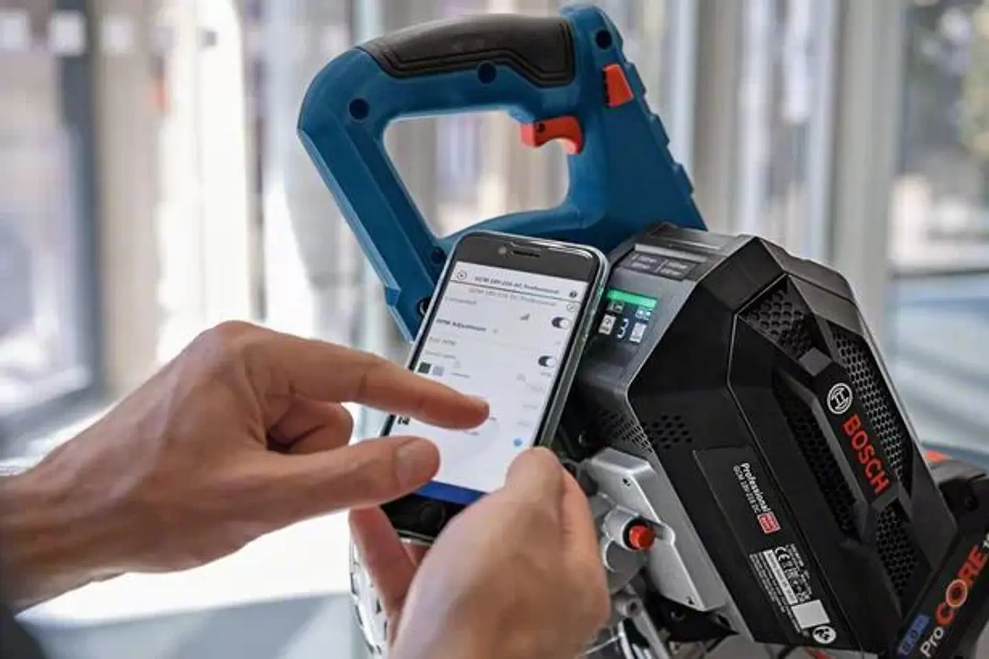 Serra de cortes transversais e de meia esquadria sem fio BITURBO GCM 18V-216 DC BOSCH 7