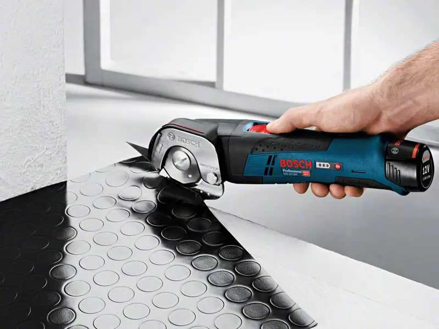 Tesoura sem fio GUS 12V-300 + Mala L-BOXX 102 BOSCH 3