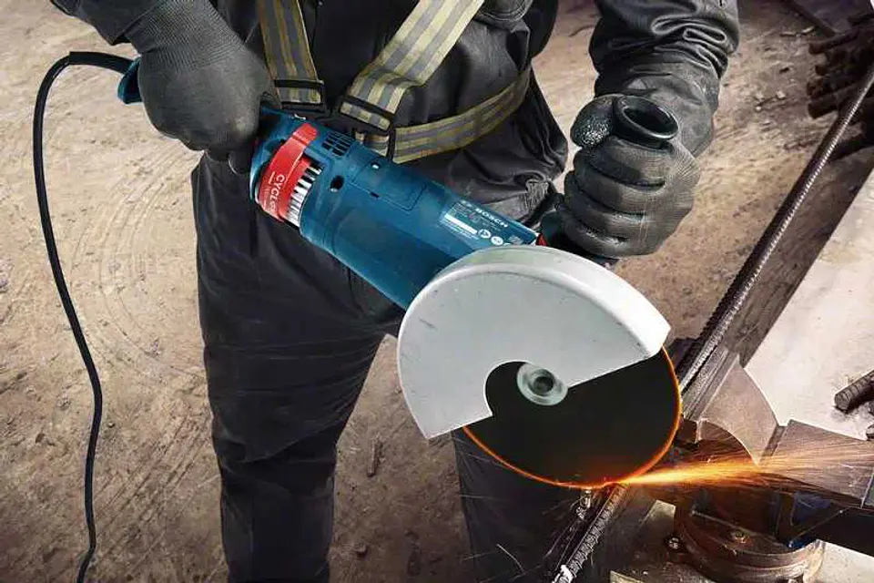 Rebarbadora grande 2.400W GWS 24-180 JZ BOSCH 6