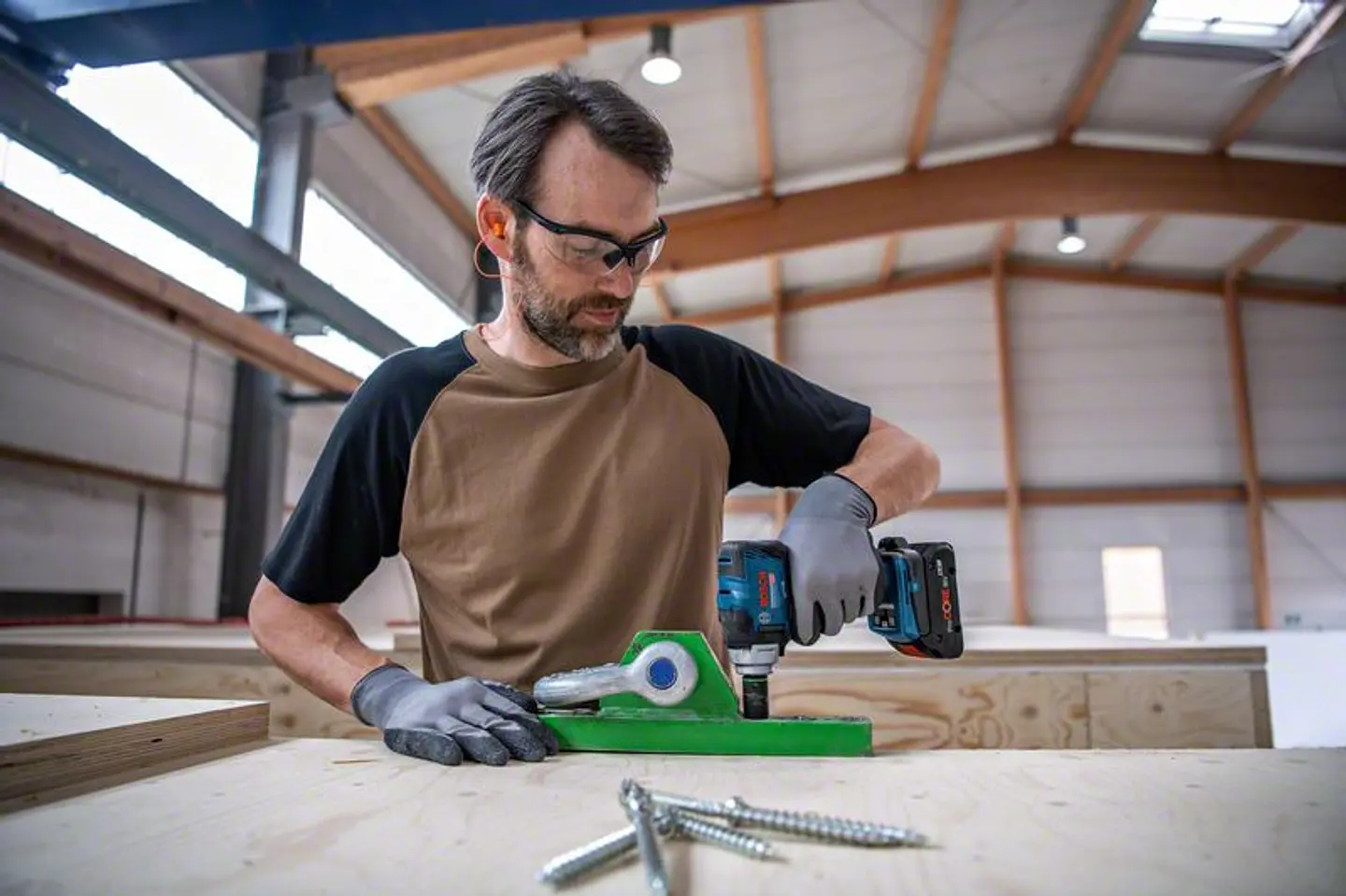 Aparafusadora de impacto sem fio GDS 18V-330 HC + 2x ProCORE18V 4.0Ah + Mala L-BOXX 136 BOSCH 7