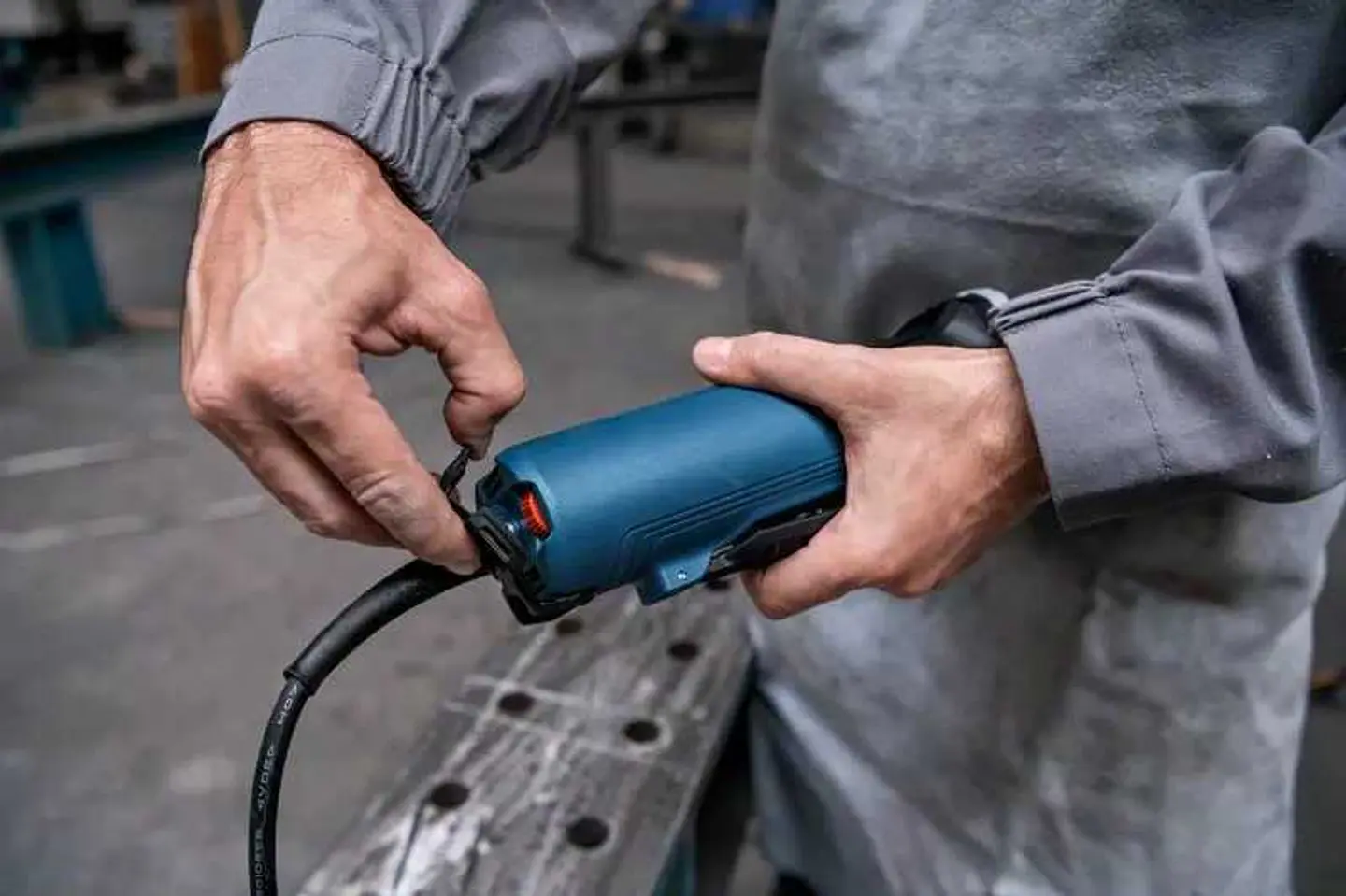 Rebarbadora pequena 1.700W com regulador de velocidade e interruptor PROtection GWS 17-125 PS BOSCH 4