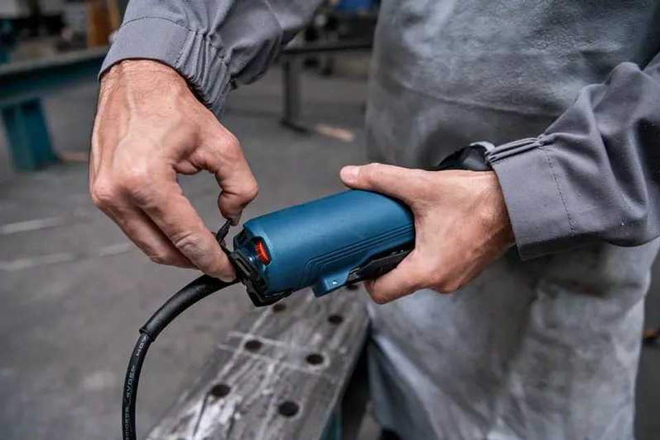 Rebarbadora pequena 1.700W com regulador de velocidade e interruptor PROtection GWS 17-150 PS BOSCH 4