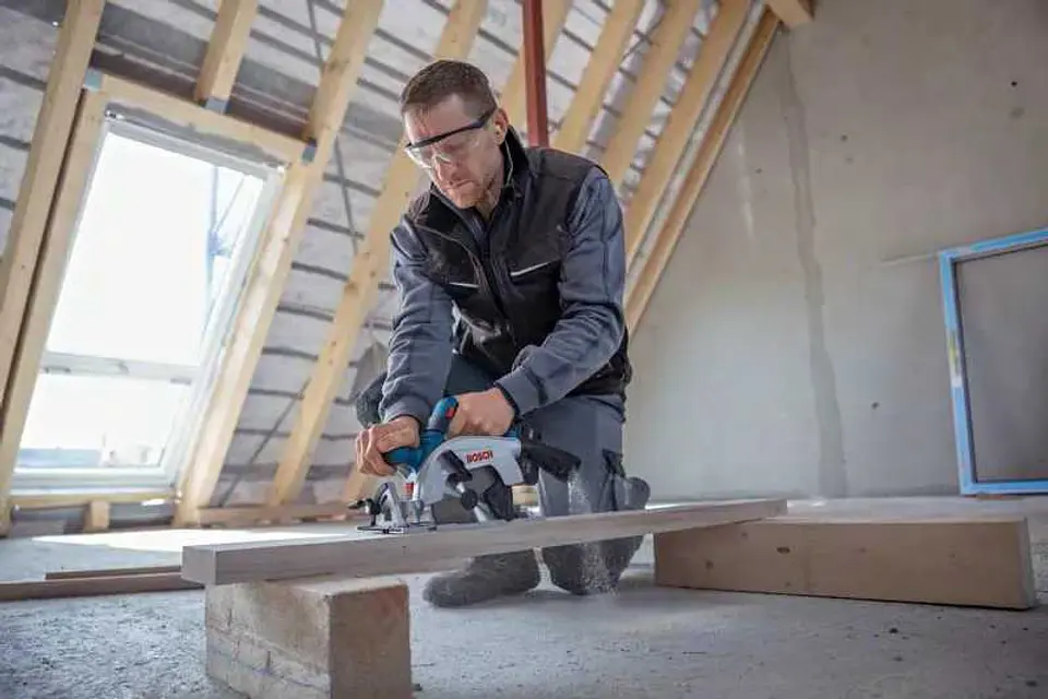 Serra circular sem fio com disco à esquerda GKS 18V-57-2 L + 2x ProCORE18V 5.5Ah + Mala L-BOXX 238 BOSCH 5