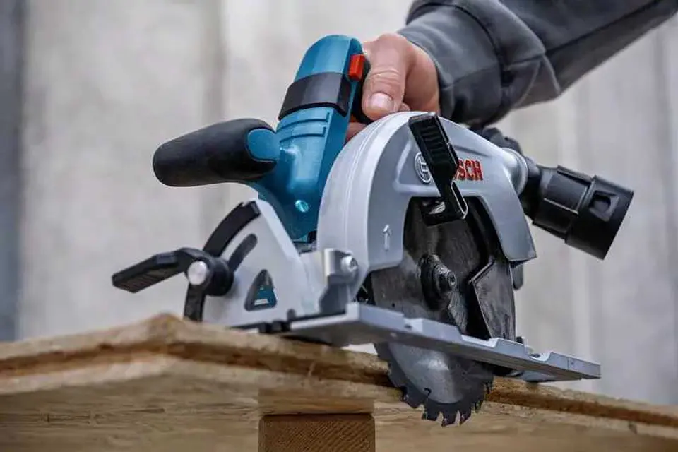 Serra circular sem fio com disco à esquerda GKS 18V-57-2 L + 2x ProCORE18V 5.5Ah + Mala L-BOXX 238 BOSCH 6
