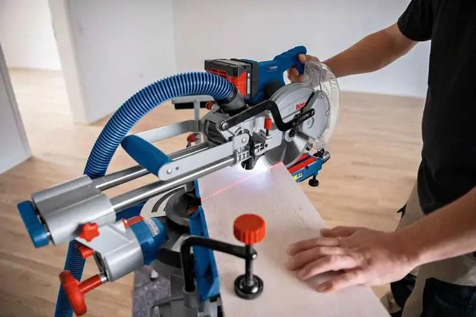 Serra de meia esquadria sem fio BITURBO GCM 18V-216 D BOSCH 7