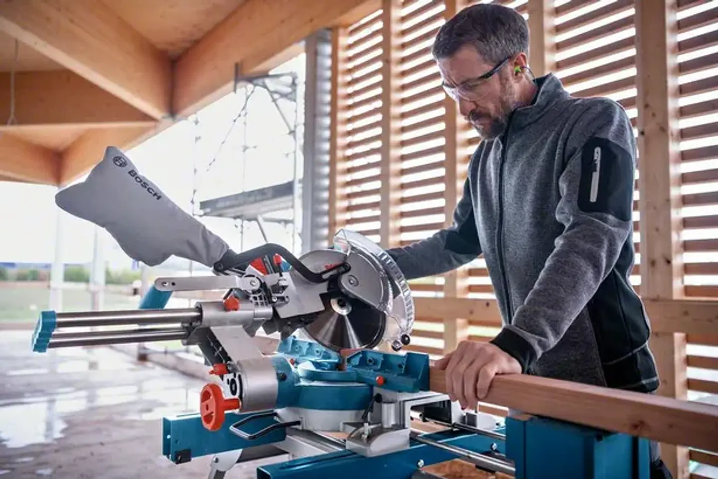 Serra de meia esquadria sem fio BITURBO GCM 18V-254 D BOSCH  6