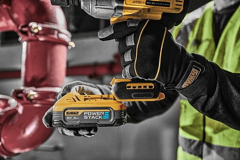 Aparafusadora Impacto sem Escovas XR18V 1/2" + 2 Baterias PowerStack 5,0 Ah DCF900H2T DEWALT