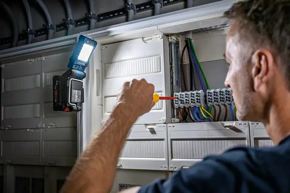 Lanterna sem fio GLI 18V-800 BOSCH 4