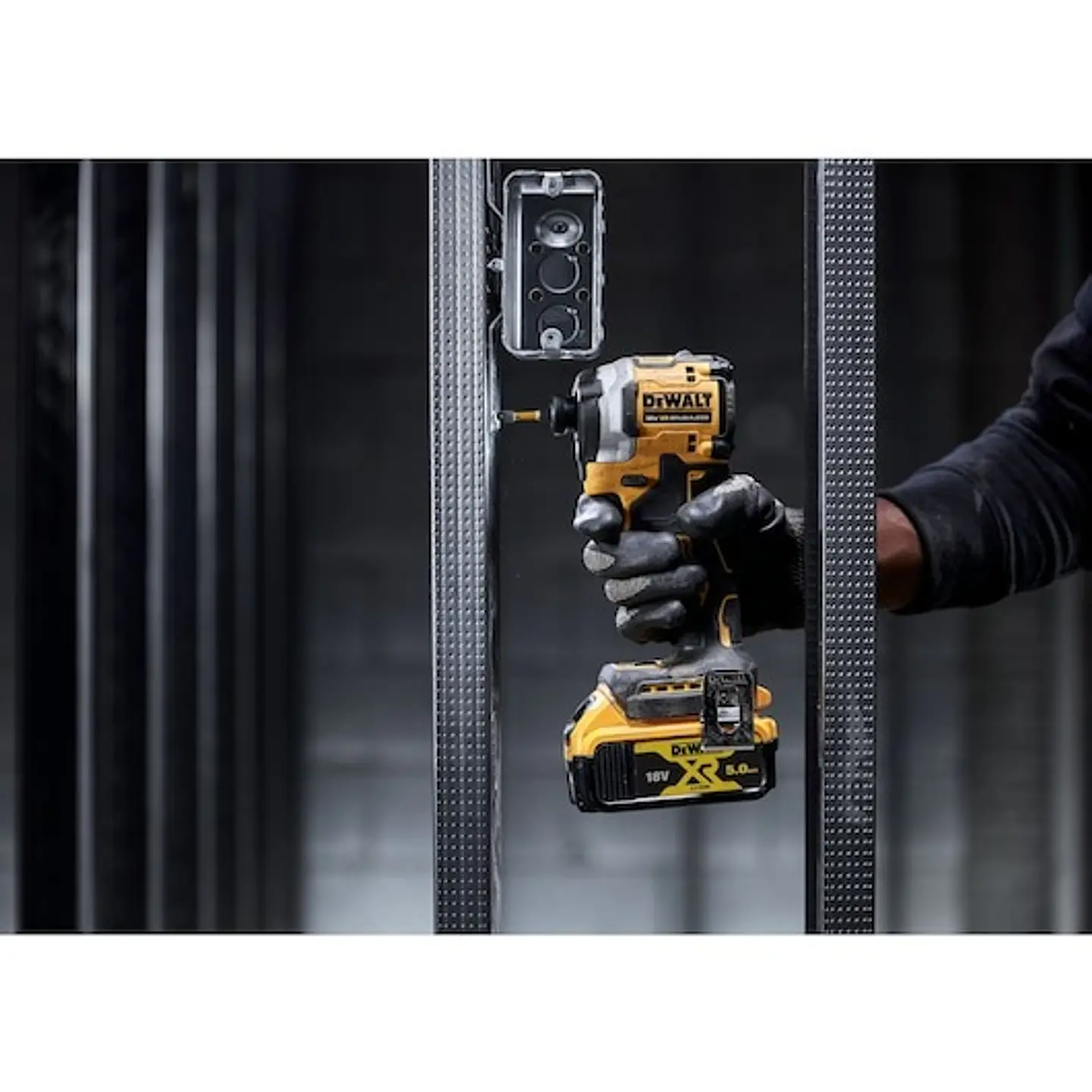 Aparafusadora de impacto sem escovas XR 18V + 2 Baterias 18V 5.0Ah DCF850P2T DEWALT 7