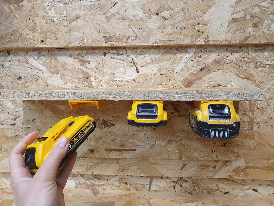 Suporte para Baterias Dewalt XR18V e Flexvolt  BM-DW20-YLW-6 STEALTHMOUNTS (6 Uni.) 3