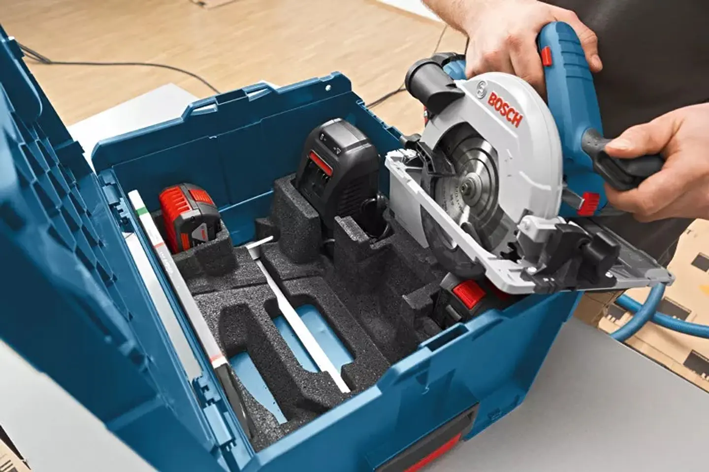 Serra circular sem fio GKS 18V-57 G + 2x baterias 18V 4.0Ah BOSCH 4