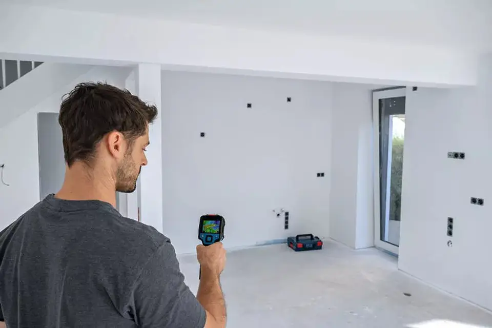 Câmara térmica GTC 12V-450-13 + 4 pilhas (AA) BOSCH 8