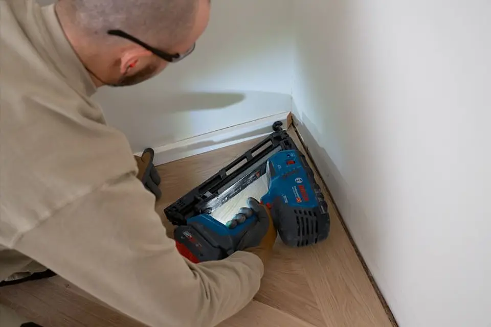 Pistola de pregos para madeira sem fio GNH 18V-64 MD + Mala L-BOXX BOSCH 8