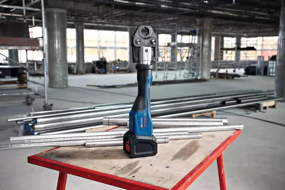 Ferramenta de prensagem sem fio GPT 18V-32 + SET 3 Mordentes U 16 / 20 / 25 BOSCH 4