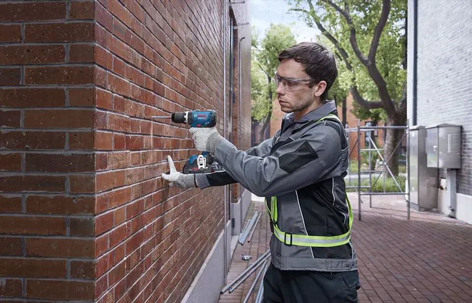 Aparafusadora/Berbequim com percussão sem fio GSB 18V-65 + 2 Baterias 18V 4.0Ah + 82 Acessorios BOSCH 11