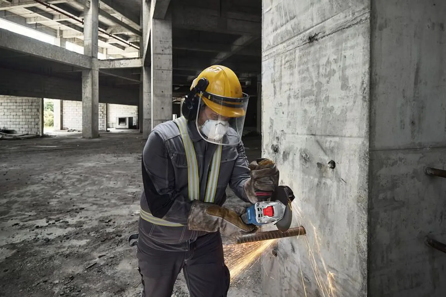 Rebarbadora com regulador de rotações sem fio X-LOCK GWS 18V-11 S (125) + L-BOXX BOSCH 4